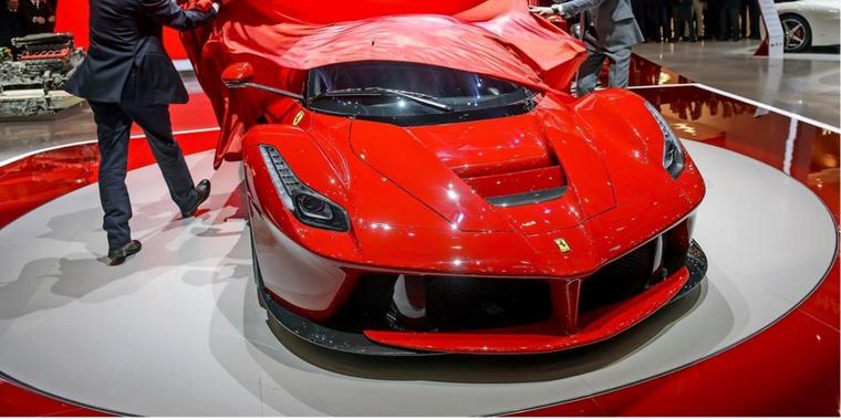 Ferrari-Fahrer tankt ohne zu bezahlen – weil er pleite ist