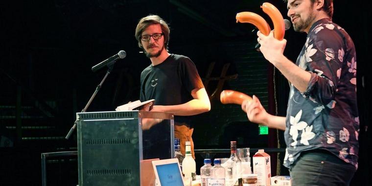 „Worst of Chefkoch“-Macher bekochen Publikum in Hannover