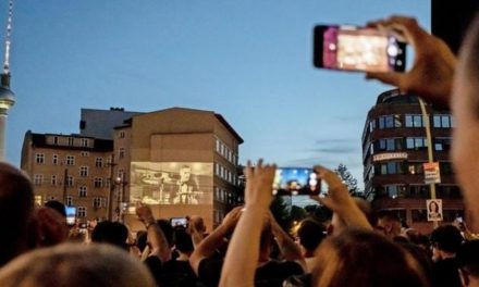 Rammstein stellt neue Single vor – Spektakuläre Aktion lockt 1000 Fans auf den Alexanderplatz