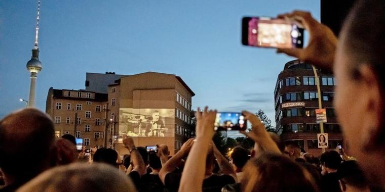 Rammstein stellt neue Single vor – Spektakuläre Aktion lockt 1000 Fans auf den Alexanderplatz
