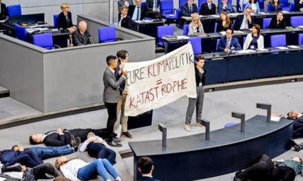 Fridays For Future: Aktivisten stellen sich während Schäuble-Rede tot