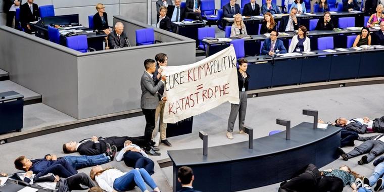 Fridays For Future: Aktivisten stellen sich während Schäuble-Rede tot