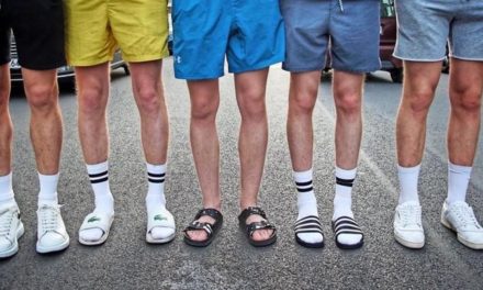 Socken in Badelatschen sind der neueste Trend