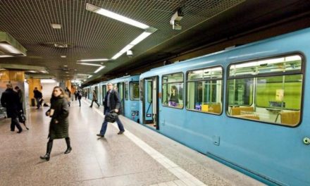„Rassistischer Mist“: Plakat in Frankfurter U-Bahn löst Empörung aus