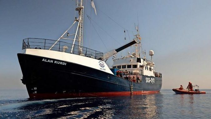 Zwei Schiffe mit mehr als 160 Migranten warten auf sicheren Hafen