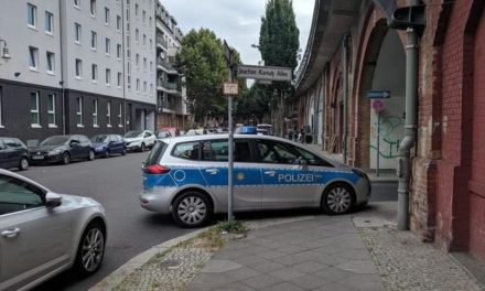Streifenwagen zum Pizzaholen auf Gehweg geparkt – Polizist muss Bußgeld zahlen