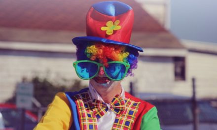 Mann bringt Clown zum Kündigungsgespräch mit