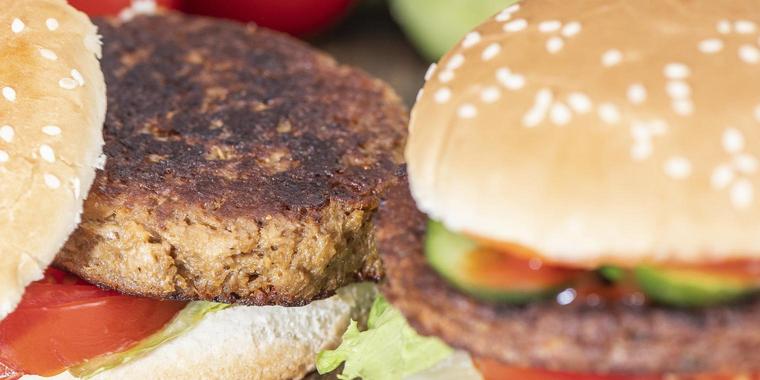 Vegane Burger im Öko-Check: Verunreinigungen und Gentechnik gefunden