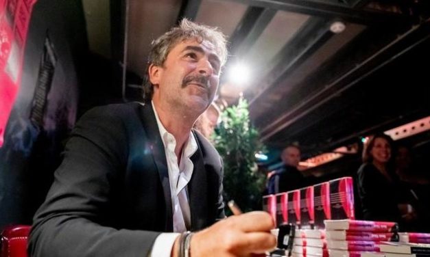 Fest & Flauschig: Deniz Yücel spricht über seine Zeit im türkischen Knast