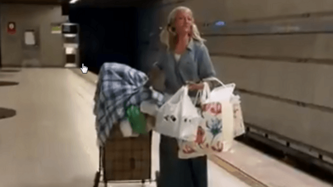 Obdachlose Frau singt in U-Bahn-Station – Video geht viral