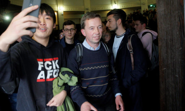 “Hau ab” – Demonstranten vertreiben AfD-Gründer Lucke aus Hamburger Uni