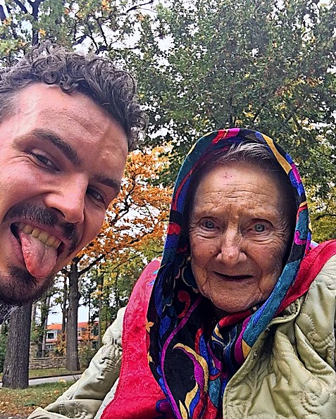 So lustig hält @sonntags_bei_oma seine Besuche bei Oma auf Instagram fest