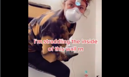 Junge Frau findet Zimmer hinter Badspiegel: Gruseliges TikTok Video geht viral