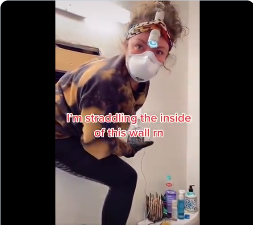 Junge Frau findet Zimmer hinter Badspiegel: Gruseliges TikTok Video geht viral