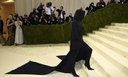 „Haute Couture Burka“: Kim Kardashian erntet Kritik für Met-Gala-Outfit