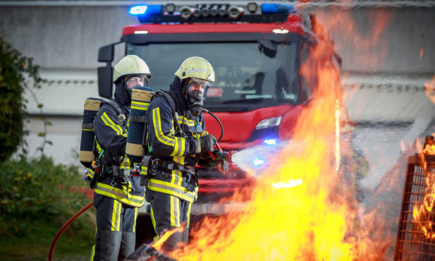 Authentische Feuerwehrdoku ohne überdrehten Erzähler: Neue Staffel „Feuer & Flamme“ startet