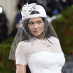 Hochzeitskleid oder Baseballdress? Die besten Tweets zu Kylie Jenner und der Met Gala