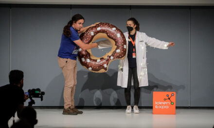 Science Slam: Vortrag über einen Donut und ein Mikroskop gewinnt