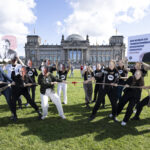Tauziehen vor dem Reichstagsgebäude – Jugendbotschafter fordern mehr Geld für weltweite Armutsbekämpfung