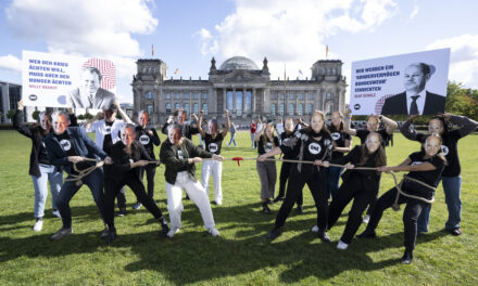 Tauziehen vor dem Reichstagsgebäude – Jugendbotschafter fordern mehr Geld für weltweite Armutsbekämpfung