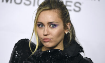 „Flowers“: Diese Easter Eggs versteckt Miley Cyrus im neuen Song